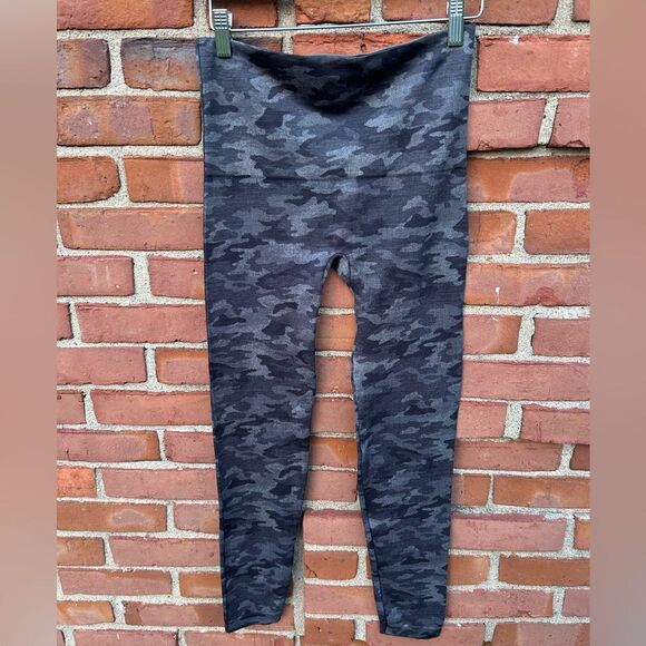 Spanx Look At Me Now Seamless Gray Camo Leggings - Picture 4 of 5